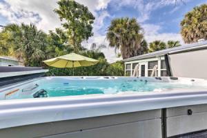 West Palm Beach Bungalow w/ Shared Backyard, Уэст-Палм-Бич