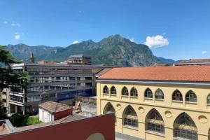 Spacious bright apartment near city center and Como lake with air conditioning, Лекко