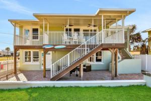 Updated Home Across From Beach With Covered Balcony, Central AC, & Washer/dryer, Флаглер-Бич