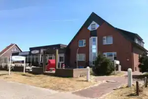 Strandhotel Achtert Diek, Лангеог
