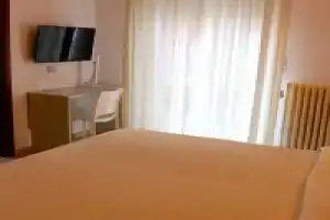 Tourist Hotel, Потенца