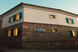 Cesme Kale Tas Apart, Чешме