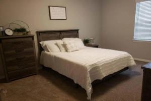 NEW 4/4 Farmhouse style house in College Station!, Колледж-Стейшен