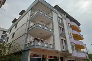 A Li̇fe Apart, Трабзон