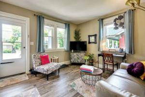 Walk Downtown: Inviting Apartment in Greensboro!, Гринсборо