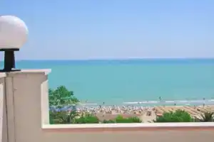 Casa Bella ATTICO FRONTE MARE con PISCINA, Альба-Адриатика