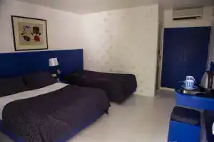 Blue & White Hotel, Чиралы