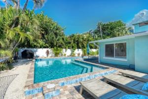 New Rental The Haven Unit 2 Heated Pool 2 Bedroom Home by Redawning, Холмс-Бич
