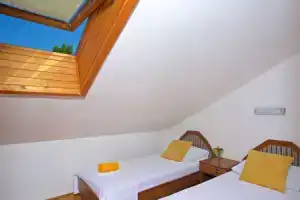 Apartment Tobo - parking and barbecue: A5 KAL5 Jelsa, Island Hvar, Елса