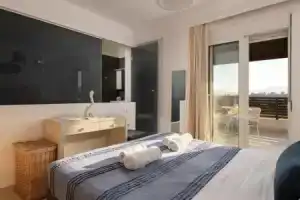 Next to Haraki beach , taverns bars & 10 to Lindos, Хараки