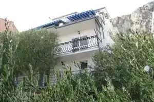 Apartments Sladojevic, Омис