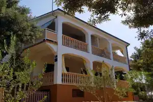 Holiday house Mare - 50 m from beach: Mandre, Island Pag, Mandre