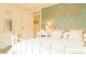 Newly Renovated Hove Apartment, Брайтон