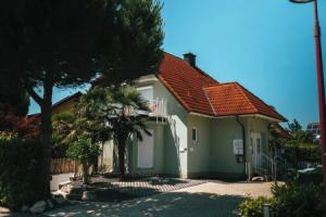 Sohana House, Руст