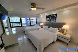 NEWLY RENOVATED! 4 Bed 3 Bath Bachelorette Beach Pad w/ Stunning Views 2 Pools! - 903, Майами Бич
