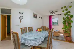 Apartment Marinko, Омис