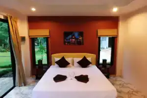 Phuket Sirinapha Resort, Най Янг