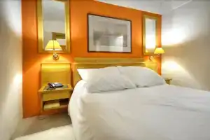 Park Hotel and, Слима
