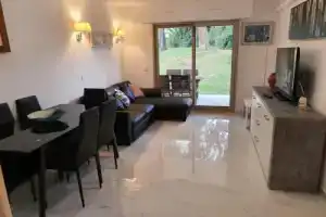 T3 A/C Côte d'Azur, Piscine, Plage à 350m, WIFI, Жуан-ле-Пен