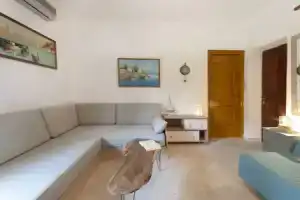 Beachfront house with amazing sea view, Вурвуру