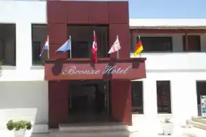 Bronze Hotel, Гюмбет