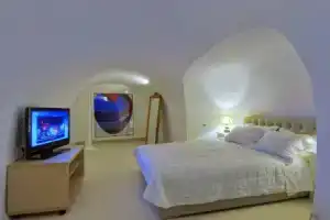 Suites of the Gods Cave Spa Hotel, Мегалохори