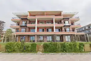 Apartment in Dreamland, Чакви
