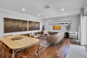 Spacious 3-bed Home in Leafy Yokine, Перт