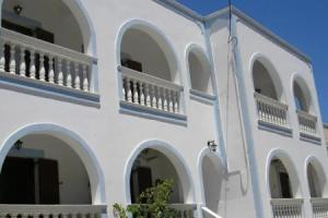 Finikas Hotel, Камари