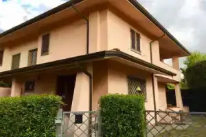 House With 2 Bedrooms in Forte dei Marmi, With Enclosed Garden and Wif, Форте-дей-Марми