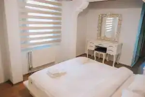 Sahra Kutuk Evleri, Сапанджа