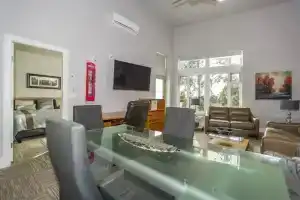 SoLo Suites, Виктория