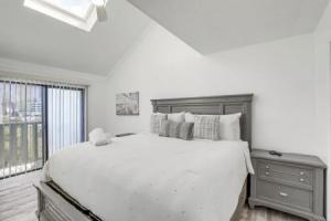 Bright & Airy Myrtle Beach Condo: 1 Block to Ocean, Миртл Бич