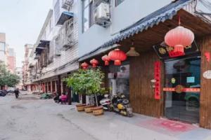 Qiqi Inn, Синьян