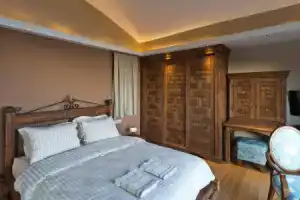 Lissiya Hotel, Фаралия