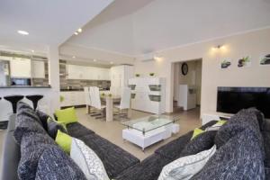 Amazing 5-bedroom villa in Costa Adeje, Адехе