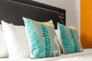 TWO Bold 2BR 2BA Apartments by CozySuites, Индианаполис