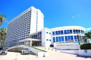 Castle Beach Club Condominiums by New Point Miami, Майами Бич