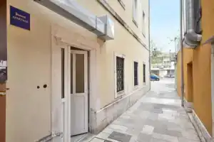 Apartments Toma-200m from beach, Омис
