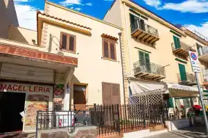 Homely Apartment in Palermo With Patio, Монделло