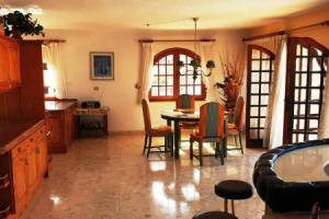 Sunny house with private pool and sea view, Адехе