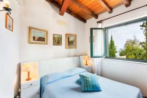 MAZZARò APARTMENT WITH TERRACE AND SEAVIEW, Маццео