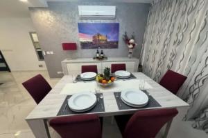 4. Sew View Luxury 2 Bedroom Apartment, Марсаскала