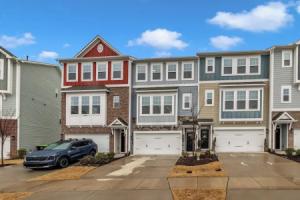King 4BR Townhouse to Downtown Durham, Дарем
