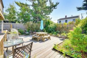 Steps to Commercial St! Lofted Provincetown Gem, Провинстаун