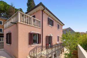 Nice Apartment in Veli Losinj With 3 Bedrooms and Wifi, Вели Лосинь