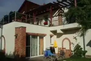 Naposdombi Apartmanok, Орфю