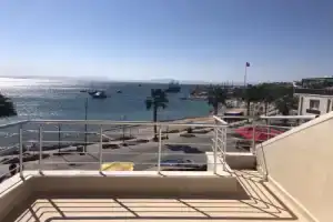 The Beach Hotel, Дидим