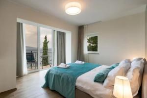 Mitan Accommodation, Povile