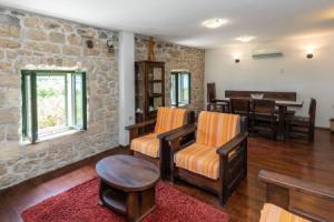 Stunning Home in Duboka With 5 Bedrooms, Wifi and Outdoor Swimming Pool, Komarna